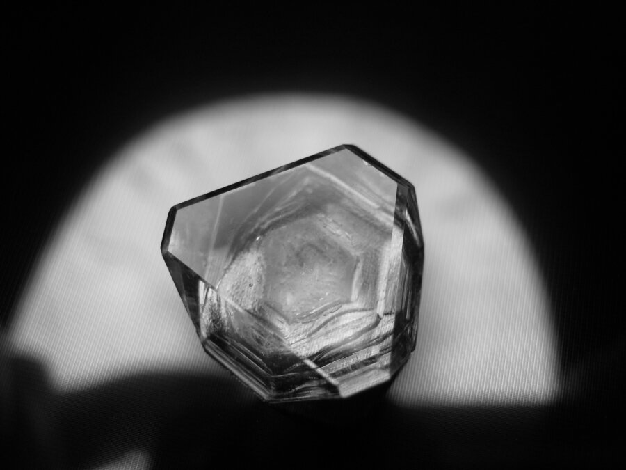 明矾八面体晶体标本