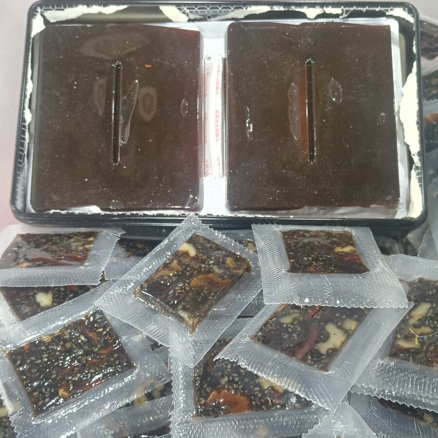 驴皮阿胶片实物特写